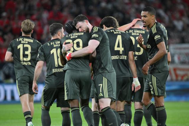 10 May 2026, Rhineland-Palatinate, Mainz: Union Berlin's Oliver Burke celebrates scoring his side's second goal with his teammates during the German Bundesliga soccer match between FSV Mainz 05 and 1.FC Union Berlin at Mewa Arena. Photo: Torsten Silz/dpa - IMPORTANT NOTE: In accordance with the regulations of the DFL German Football League and the DFB German Football Association, it is prohibited to utilize or have utilized photographs taken in the stadium and/or of the match in the form of sequential images and/or video-like photo series.