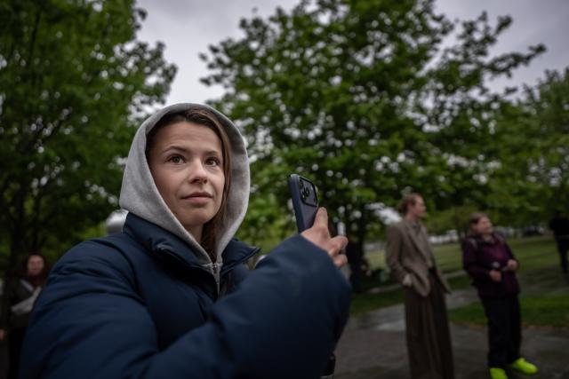 13 May 2026, Berlin: Climate activist Luisa Neubauer from Fridays for Future films a demonstration against the planned building modernization law in front of the German Chancellery. Photo: Michael Kappeler/dpa