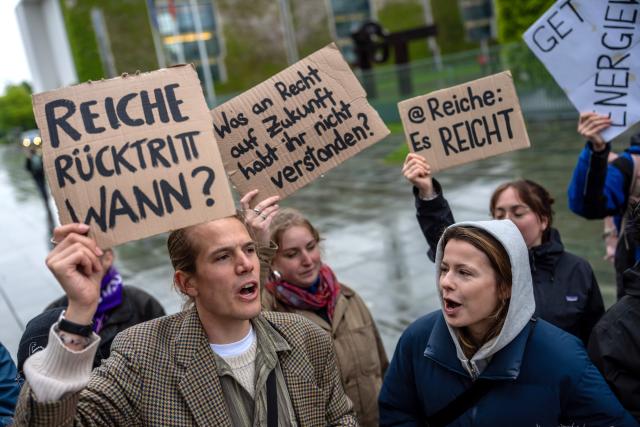 13 May 2026, Berlin: Activists from various organizations, including Luisa Neubauer (L) from Fridays for Future, demonstrate against the planned building modernization law in front of the German Chancellery. Photo: Michael Kappeler/dpa