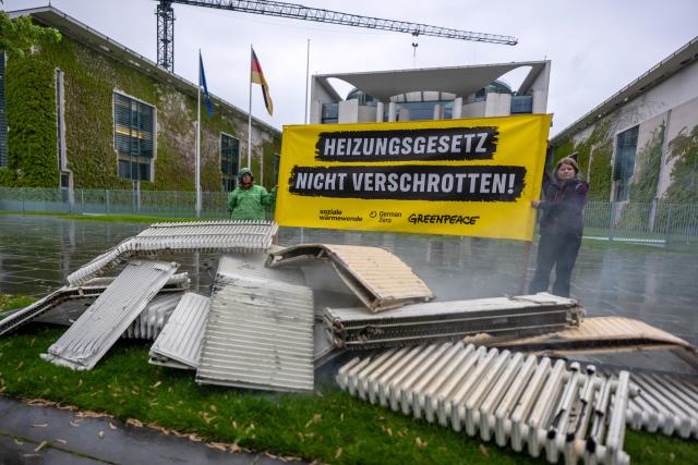 13 May 2026, Berlin: Greenpeace activists demonstrate against the planned building modernization law in front of the German Chancellery. Photo: Michael Kappeler/dpa