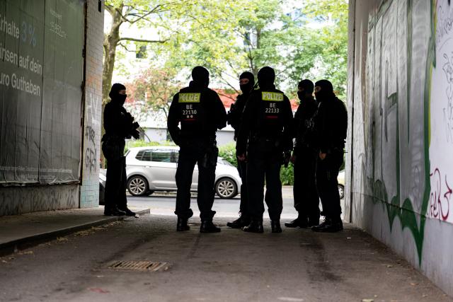 13 May 2026, Berlin: Masked police officers stand during an operation in Berlin-Kreuzberg.  The Berlin police have carried out an extensive raid against organized crime and the proliferation of firearms. Photo: Fabian Sommer/dpa