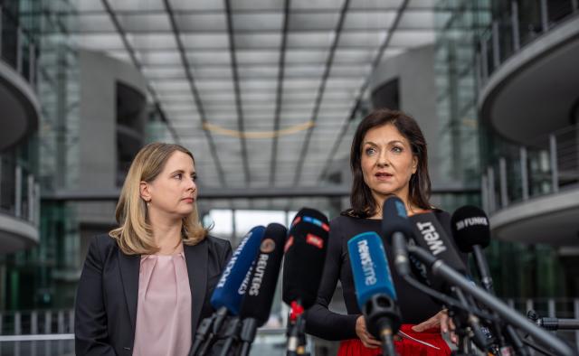 13 May 2026, Berlin: Katherina Reiche (R), German Minister for Economic Affairs and Energy, takes part in the press statement on the planned Building Modernization Act alongside Verena Hubertz, German Minister for Housing, Urban Development and Construction. Photo: Michael Kappeler/dpa