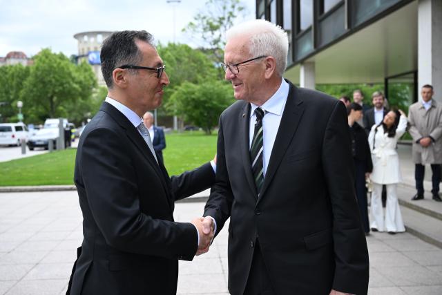 13 May 2026, Baden-Wuerttemberg, Stuttgart: Winfried Kretschmann (R), outgoing Minister President of Baden-Wuerttemberg, and Cem Ozdemir, designated Minister President of Baden-Wuerttemberg, shake hands in front of the state parliament building. Ozdemir is to be elected as the new Minister President of Baden-Wuerttemberg in the state parliament. Photo: Marijan Murat/dpa
