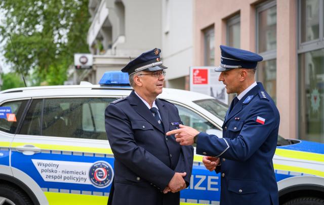 13 May 2026, Brandenburg, Frankfurt (Oder): Frank Bonack (L), Chief Superintendent of Police and coordinator of the German-Polish patrol, talks to his Polish colleague, Piotr Marycki, at the launch of the joint police team for Frankfurt (Oder) and the neighboring Polish town of Slubice. The German-Polish police team consists of a cross-border double patrol and comprises a total of three officers each from the German and Polish sides. In future, the team will carry out its duties on both sides of the River Oder using a radio patrol car, e-bikes or on foot and will use premises in the center of Frankfurt (Oder). Photo: Patrick Pleul/dpa