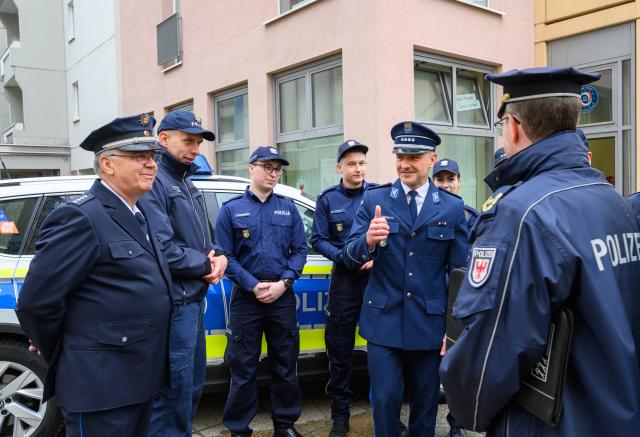 13 May 2026, Brandenburg, Frankfurt (Oder): German and Polish police officers chat at the launch of the joint police team for Frankfurt (Oder) and the neighboring Polish city of Slubice. The German-Polish police team consists of a cross-border double patrol and comprises a total of three officers each from the German and Polish sides. In future, the team will carry out its duties on both sides of the River Oder using a radio patrol car, e-bikes or on foot and will use premises in the center of Frankfurt (Oder). Photo: Patrick Pleul/dpa