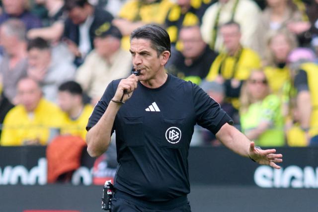 FILED - 11 April 2026, North Rhine-Westphalia, Dortmund: Referee Deniz Aytekin is in charge of the Bundesliga soccer match between Borussia Dortmund and Bayer Leverkusen. Photo: Bernd Thissen/dpa - IMPORTANT NOTE: In accordance with the regulations of the DFL German Football League and the DFB German Football Association, it is prohibited to utilize or have utilized photographs taken in the stadium and/or of the match in the form of sequential images and/or video-like photo series.