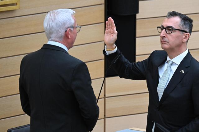 13 May 2026, Baden-Württemberg, Stuttgart: Cem Ozdemir, designated Minister President of Baden-Wuerttemberg, takes his oath of office. Cem Ozdemir is elected as the new Minister President of Baden-Wuerttemberg in the state parliament. Photo: Bernd Weißbrod/dpa