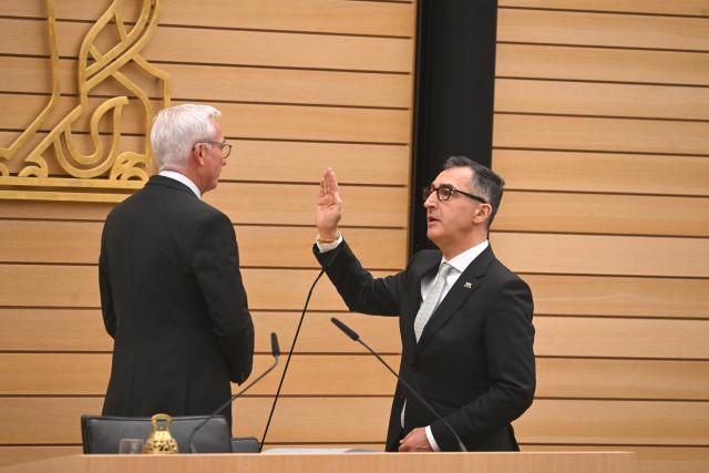 13 May 2026, Baden-Württemberg, Stuttgart: Thomas Strobl (L), President of the State Parliament of Baden-Wuerttemberg, swears in Cem Ozdemir, designated Minister President of Baden-Wuerttemberg, after the election. Cem Ozdemir is elected as the new Minister President of Baden-Wuerttemberg in the state parliament. Photo: Bernd Weißbrod/dpa