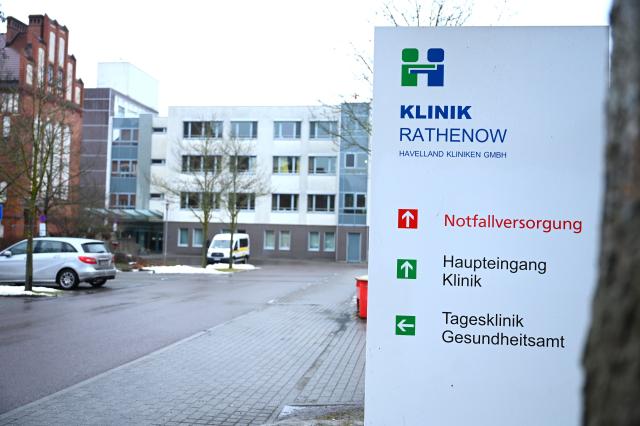 FILED - 14 January 2026, Brandenburg, Rathenow: FILE PHOTO - A sign points to the Havelland Clinic Group facility in Rathenow. Photo: Elisa Schu/dpa