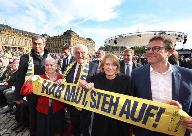 13 May 2026, Bavaria, Wuerzburg: (L-R) Markus Soeder, Minister-President of Bavaria, Irme Stetter-Karp, President of the Central Committee of German Catholics (ZdK), Frank-Walter Steinmeier, President of Germany, his wife Elke Buedenbender, and Martin Heilig, Mayor of Wuerzburg, attend the opening of the Catholic Day. Photo: Karl-Josef Hildenbrand/dpa - ACHTUNG: Nur zur redaktionellen Verwendung im Zusammenhang mit der aktuellen Berichterstattung und nur mit vollständiger Nennung des vorstehenden Credits