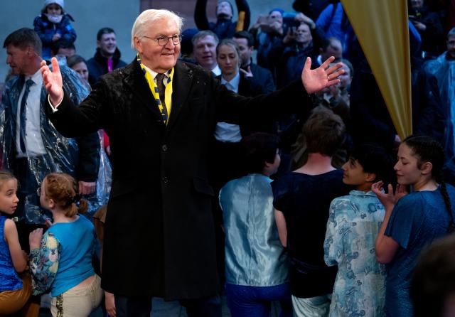 13 May 2026, Bavaria, Wuerzburg: German President Frank-Walter Steinmeier takes a tour of the children's circus 'Blamage' following the official opening of the 104th German Catholic Convention. Photo: Sven Hoppe/dpa - ACHTUNG: Nur zur redaktionellen Verwendung im Zusammenhang mit der aktuellen Berichterstattung und nur mit vollständiger Nennung des vorstehenden Credits