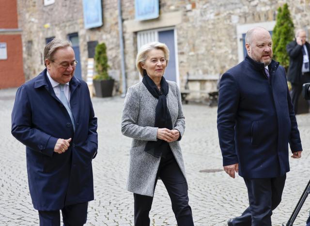 14 May 2026, North Rhine-Westphalia, Aachen: (L-R) Member of the Bundestag Armin Laschet, President of the European Commission Ursula von der Leyen, and Lord Mayor Dr. Michael Ziemons walk to the Pontifical Mass in Aachen Cathedral, where former President of the European Central Bank (ECB), Draghi, is to be awarded the Charlemagne Prize 2026. Photo: Thomas Banneyer/dpa
