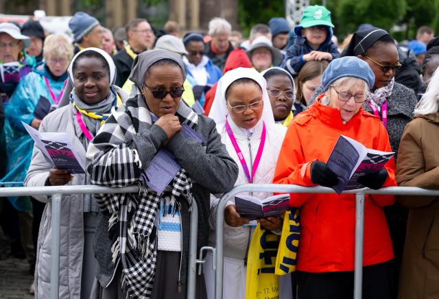14 May 2026, Bavaria, Wuerzburg: Worshippers take part in a service at Residenzplatz on the 104th German Catholic Day. Photo: Sven Hoppe/dpa - ATTENTION: For editorial use only and only with full reference to the above credit