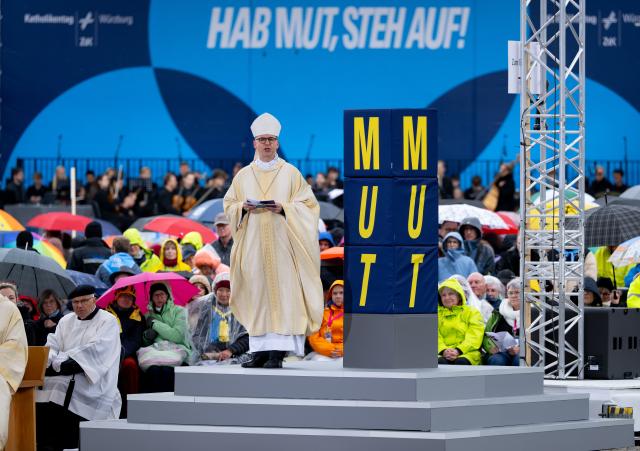 14 May 2026, Bavaria, Wuerzburg: Franz Jung, Bishop of Wuerzburg, leads a service at Residenzplatz on the 104th German Catholic Day. Photo: Sven Hoppe/dpa - ATTENTION: editorial use only and only if the credit mentioned above is referenced in full