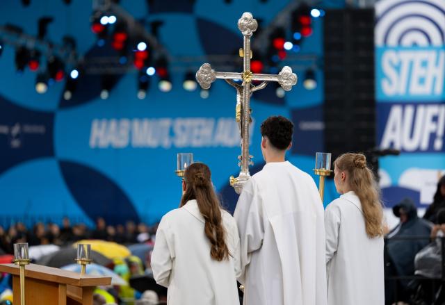 14 May 2026, Bavaria, Wuerzburg: Young people take part in a service at Residenzplatz on the 104th German Catholic Day. Photo: Sven Hoppe/dpa - ATTENTION: editorial use only and only if the credit mentioned above is referenced in full