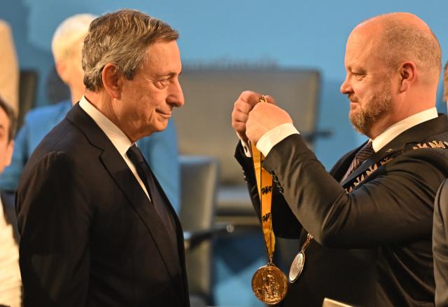 14 May 2026, North Rhine-Westphalia, Aachen: Aachen's Lord Mayor Michael Ziemons (R) presents the Charlemagne Prize to former Former President of the European Central Bank (ECB) Mario Draghi, in Aachen City Hall. Photo: Henning Kaiser/dpa