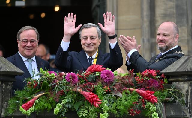 14 May 2026, North Rhine-Westphalia, Aachen: Former President of the European Central Bank (ECB) Mario Draghi stands with Charlemagne Prize in front of the Aachen City Hall. Photo: Henning Kaiser/dpa
