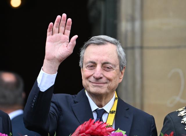 14 May 2026, North Rhine-Westphalia, Aachen: Former President of the European Central Bank (ECB) Mario Draghi stands with Charlemagne Prize in front of the Aachen City Hall. Photo: Henning Kaiser/dpa