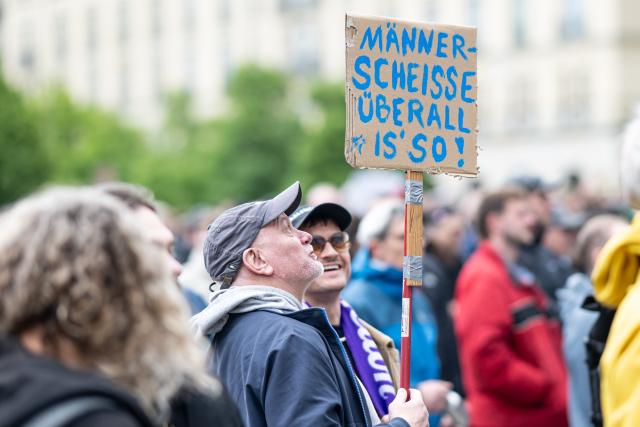 14 May 2026, Berlin: People take part in the "Men against violence" demonstration against gender-based and sexualized violence on Pariser Platz. Photo: Fabian Sommer/dpa