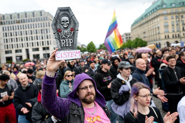 14 May 2026, Berlin: People take part in the "Men against violence" demonstration against gender-based and sexualized violence on Pariser Platz. Photo: Fabian Sommer/dpa