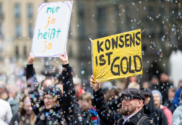 14 May 2026, Berlin: People take part in the "Men against violence" demonstration against gender-based and sexualized violence on Pariser Platz. Photo: Fabian Sommer/dpa