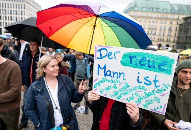 14 May 2026, Berlin: People take part in the "Men against violence" demonstration against gender-based and sexualized violence on Pariser Platz. Photo: Fabian Sommer/dpa