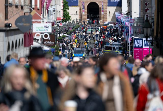 14 May 2026, Bavaria, Wuerzburg: Numerous visitors stroll through the city centre during the 104th German Catholic Convention. Photo: Sven Hoppe/dpa - ACHTUNG: Nur zur redaktionellen Verwendung und nur mit vollständiger Nennung des vorstehenden Credits