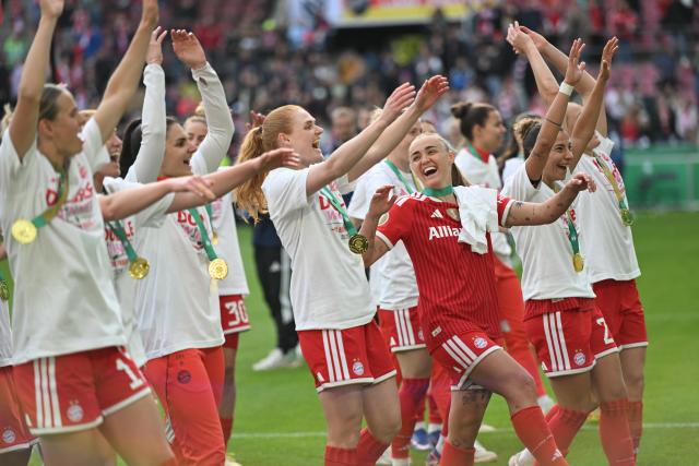 14 May 2026, North Rhine-Westphalia, Cologne: Bayern Munich team players celebrates their victory of the German Women's DFB Cup Final soccer match between VfL Wolfsburg and Bayern Munich at RheinEnergieSTADION. Photo: Fabian Strauch/dpa - WICHTIGER HINWEIS: Gemäß den Vorgaben der DFL Deutsche Fußball Liga bzw. des DFB Deutscher Fußball-Bund ist es untersagt, in dem Stadion und/oder vom Spiel angefertigte Fotoaufnahmen in Form von Sequenzbildern und/oder videoähnlichen Fotostrecken zu verwerten bzw. verwerten zu lassen.