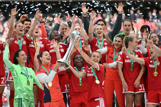 14 May 2026, North Rhine-Westphalia, Cologne: Bayern Munich team players celebrates their victory of the German Women's DFB Cup Final soccer match between VfL Wolfsburg and Bayern Munich at RheinEnergieSTADION. Photo: Fabian Strauch/dpa - WICHTIGER HINWEIS: Gemäß den Vorgaben der DFL Deutsche Fußball Liga bzw. des DFB Deutscher Fußball-Bund ist es untersagt, in dem Stadion und/oder vom Spiel angefertigte Fotoaufnahmen in Form von Sequenzbildern und/oder videoähnlichen Fotostrecken zu verwerten bzw. verwerten zu lassen.