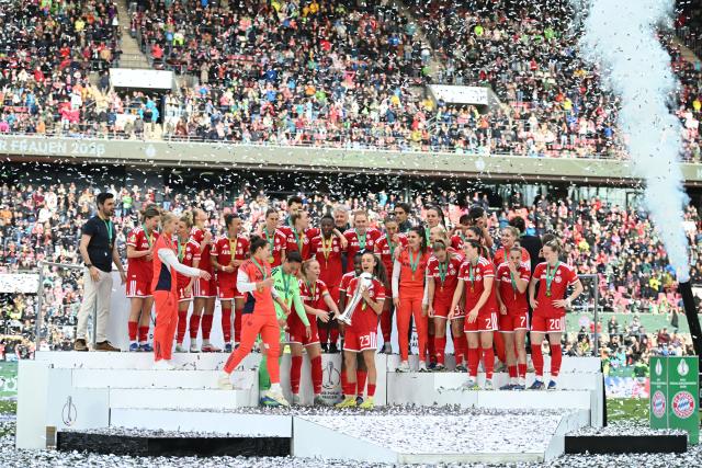 14 May 2026, North Rhine-Westphalia, Cologne: Bayern Munich team players celebrates their victory of the German Women's DFB Cup Final soccer match between VfL Wolfsburg and Bayern Munich at RheinEnergieSTADION. Photo: Fabian Strauch/dpa - WICHTIGER HINWEIS: Gemäß den Vorgaben der DFL Deutsche Fußball Liga bzw. des DFB Deutscher Fußball-Bund ist es untersagt, in dem Stadion und/oder vom Spiel angefertigte Fotoaufnahmen in Form von Sequenzbildern und/oder videoähnlichen Fotostrecken zu verwerten bzw. verwerten zu lassen.