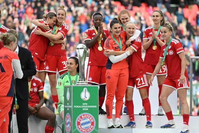 14 May 2026, North Rhine-Westphalia, Cologne: Bayern Munich team players celebrates their victory of the German Women's DFB Cup Final soccer match between VfL Wolfsburg and Bayern Munich at RheinEnergieSTADION. Photo: Fabian Strauch/dpa - WICHTIGER HINWEIS: Gemäß den Vorgaben der DFL Deutsche Fußball Liga bzw. des DFB Deutscher Fußball-Bund ist es untersagt, in dem Stadion und/oder vom Spiel angefertigte Fotoaufnahmen in Form von Sequenzbildern und/oder videoähnlichen Fotostrecken zu verwerten bzw. verwerten zu lassen.