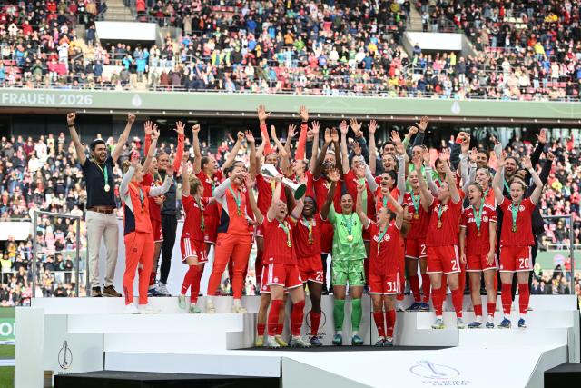 14 May 2026, North Rhine-Westphalia, Cologne: Bayern Munich team players celebrates their victory of the German Women's DFB Cup Final soccer match between VfL Wolfsburg and Bayern Munich at RheinEnergieSTADION. Photo: Fabian Strauch/dpa - WICHTIGER HINWEIS: Gemäß den Vorgaben der DFL Deutsche Fußball Liga bzw. des DFB Deutscher Fußball-Bund ist es untersagt, in dem Stadion und/oder vom Spiel angefertigte Fotoaufnahmen in Form von Sequenzbildern und/oder videoähnlichen Fotostrecken zu verwerten bzw. verwerten zu lassen.