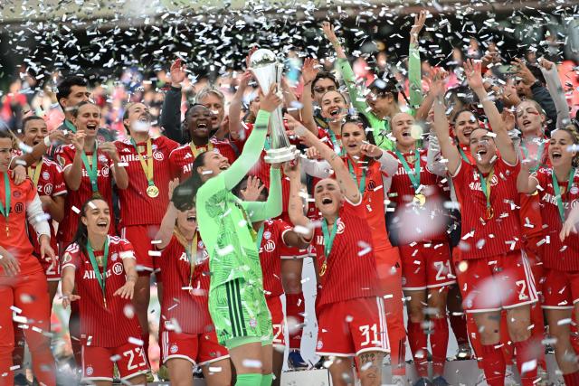 14 May 2026, North Rhine-Westphalia, Cologne: Bayern Munich team players celebrates their victory of the German Women's DFB Cup Final soccer match between VfL Wolfsburg and Bayern Munich at RheinEnergieSTADION. Photo: Fabian Strauch/dpa - WICHTIGER HINWEIS: Gemäß den Vorgaben der DFL Deutsche Fußball Liga bzw. des DFB Deutscher Fußball-Bund ist es untersagt, in dem Stadion und/oder vom Spiel angefertigte Fotoaufnahmen in Form von Sequenzbildern und/oder videoähnlichen Fotostrecken zu verwerten bzw. verwerten zu lassen.