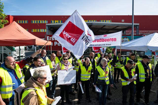 15 May 2026, Brandenburg, Grossbeeren: Warehouse workers take part in the Verdi warning strike in wholesale in Berlin and Brandenburg next to the PENNY Logistics Center East Grossbeeren. Photo: Fabian Sommer/dpa