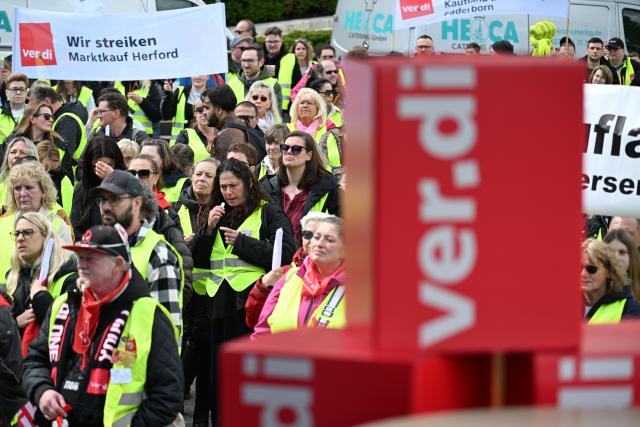 15 May 2026, North Rhine-Westphalia, Dortmund: Retail workers demonstrate in front of the soccer museum. Verdi has called for warning strikes this Friday in the ongoing wage negotiations in the retail sector. Photo: Federico Gambarini/dpa