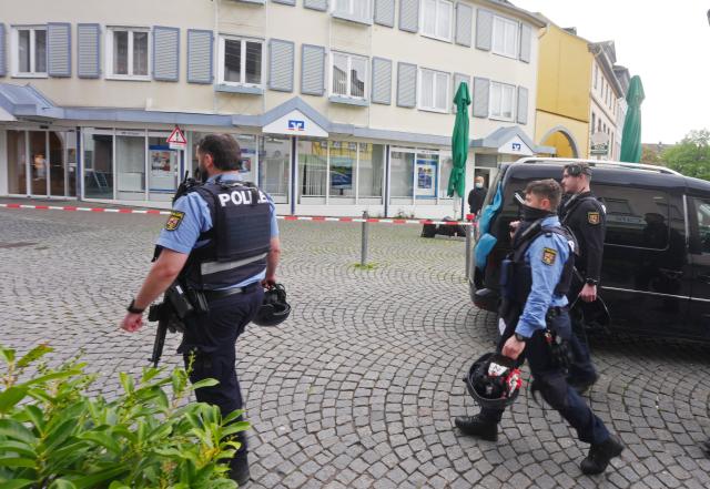 FILED - 08 May 2026, Rhineland-Palatinate, Sinzig: Police officers search the scene of a hostage situation at a bank in Sinzig. Photo: Thomas Frey/dpa