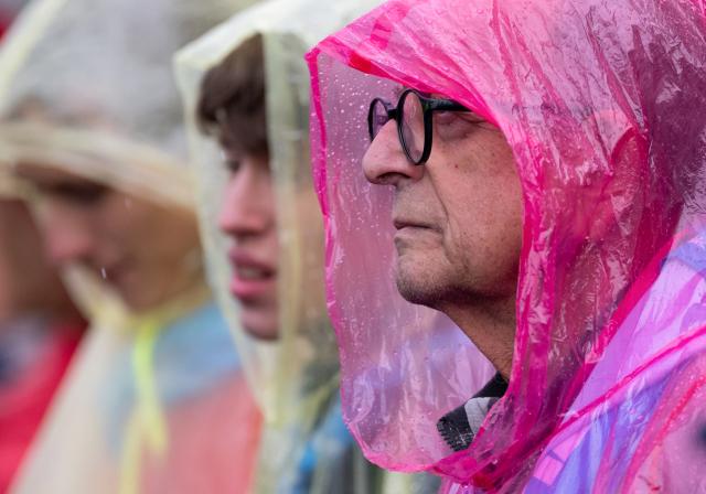 FILED - 13 May 2026, Bavaria, Wuerzburg: Participants attend the official opening of the 104th German Catholic Convention on Residenzplatz in rainy weather. Photo: Sven Hoppe/dpa - ACHTUNG: Nur zur redaktionellen Verwendung im Zusammenhang mit der aktuellen Berichterstattung und nur mit vollständiger Nennung des vorstehenden Credits