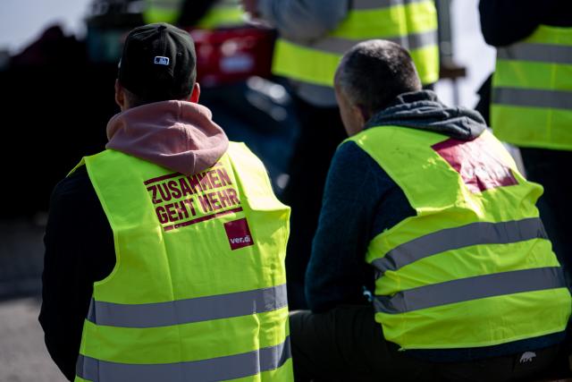 15 May 2026, Brandenburg, Großbeeren: Warehouse workers take part in the Verdi warning strike in wholesale in Berlin and Brandenburg next to the PENNY Logistics Center East Grossbeeren. Photo: Fabian Sommer/dpa