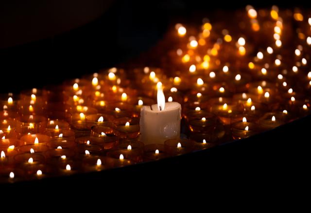 15 May 2026, Bavaria, Würzburg: Candles burn during the central ecumenical service in St. Kilian's Cathedral, at the 104th German Catholic Day. Photo: Sven Hoppe/dpa - ATTENTION: For editorial use only and only with full reference to the above credit