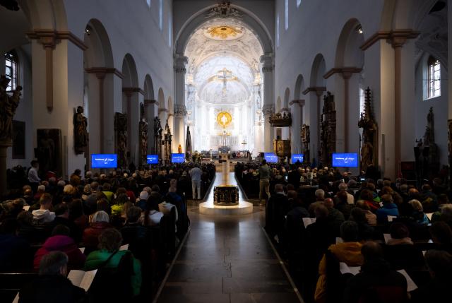 15 May 2026, Bavaria, Würzburg: People take part in the central ecumenical service at St. Kilian's Cathedral, during the 104th German Catholic Day. Photo: Sven Hoppe/dpa - ATTENTION: For editorial use only and only with full reference to the above credit