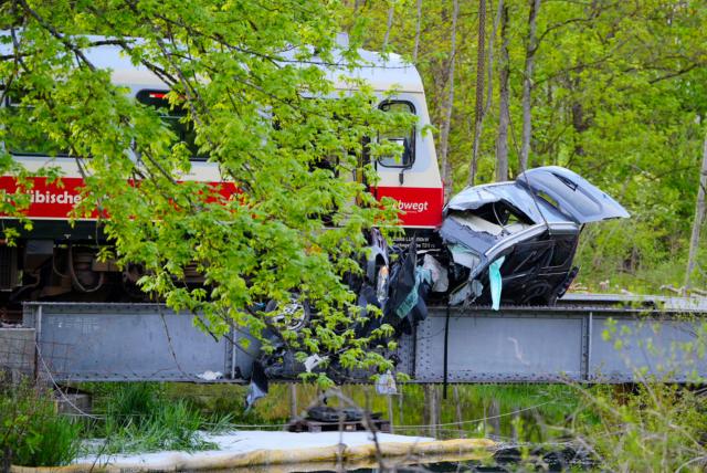15 May 2026, Baden-Württemberg, Trochtelfingen: The wreckage of a car hangs from the engine of a train after an accident, where a man in the district of Reutlingen was seriously injured when the train collided with his car. Photo: Enrique Kaczor/onw-images/dpa