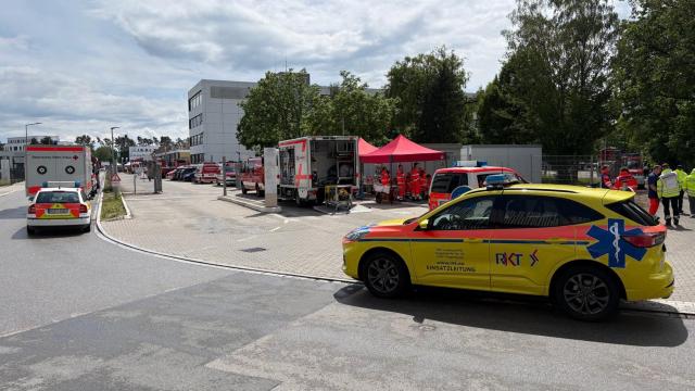 HANDOUT - 15 May 2026, Bavaria, Nuremberg: Emergency responders are on the scene at an industrial site in Nuremberg, where several people were injured there after a chemical leak. Photo: Sanitätseinsatzleitung/Nuernberger Hilfsorganisationen/dpa - ATTENTION: editorial use only in connection with the latest coverage and only if the credit mentioned above is referenced in full