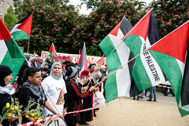 16 May 2026, Berlin: Numerous demonstrators take part in the demonstration "End the occupation of Palestine. 78 years of Al Nakba". Photo: Fabian Sommer/dpa