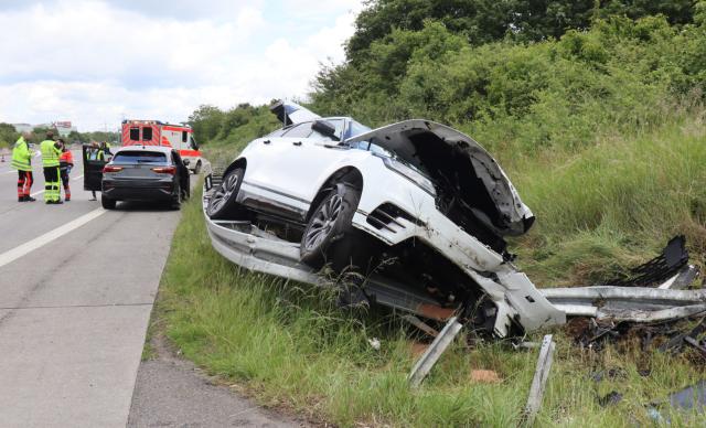 16 May 2026, Baden-Württemberg, Mannheim: Rescue workers stand at the scene of an accident. Two cars rammed into each other during an unsuccessful lane change on the Autobahn 6 near Mannheim; three people were slightly injured. Two six-year-old children sitting in one of the cars escaped with a scare, according to police reports. Photo: René Priebe/dpa - ATTENTION: License plate number(s) have been pixelated for legal reasons