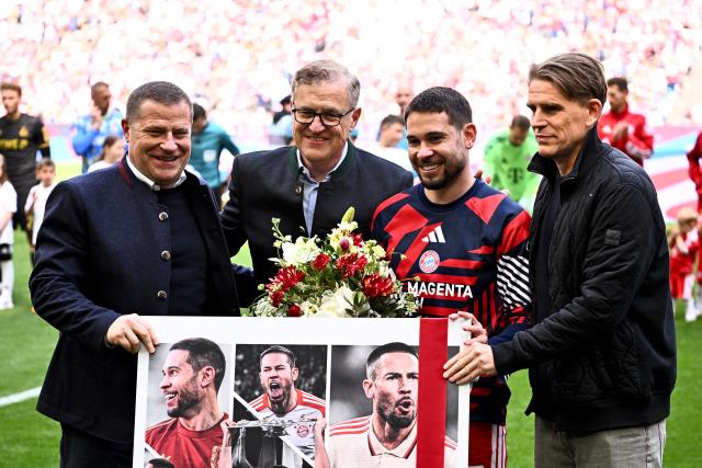 16 May 2026, Bavaria, Munich: Bayern Munich's Raphael Guerreiro (2nd R) is bid farewell by (L-R) sporting director Max Eberl, CEO Jan-Christian Dreesen and sporting director Christoph Freund prior to the start of the German Bundesliga soccer match between Bayern Munich and 1. FC Cologne at Allianz Arena. Photo: Tom Weller/dpa - IMPORTANT NOTICE: DFL and DFB regulations prohibit any use of photographs as image sequences and/or quasi-video.