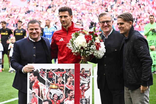 16 May 2026, Bavaria, Munich: Bayern Munich's Leon Goretzka (2nd L) is bid farewell by (L-R) sporting director Max Eberl, CEO Jan-Christian Dreesen and sporting director Christoph Freund prior to the start of the German Bundesliga soccer match between Bayern Munich and 1. FC Cologne at Allianz Arena. Photo: Tom Weller/dpa - IMPORTANT NOTICE: DFL and DFB regulations prohibit any use of photographs as image sequences and/or quasi-video.