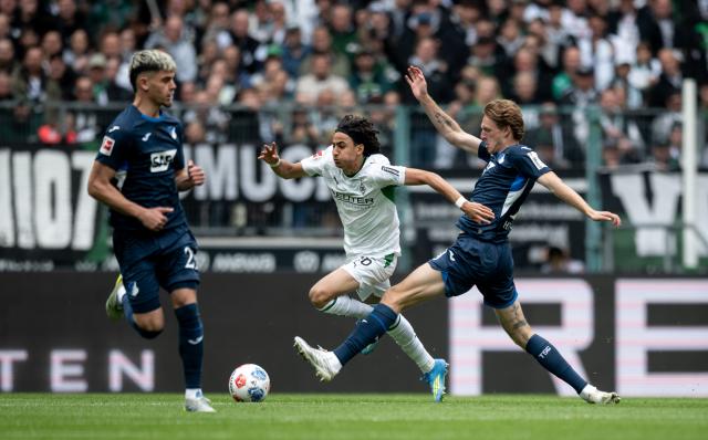 16 May 2026, North Rhine-Westphalia, Moenchengladbach: Moenchengladbach's Wael Moeya (R) and Hoffenheim's Wouter Burger battle for the ball during the German Bundesliga soccer match between Borussia Moenchengladbach and TSG 1899 Hoffenheim at Borussia-Park Stadium. Photo: Fabian Strauch/dpa - WICHTIGER HINWEIS: Gemäß den Vorgaben der DFL Deutsche Fußball Liga bzw. des DFB Deutscher Fußball-Bund ist es untersagt, in dem Stadion und/oder vom Spiel angefertigte Fotoaufnahmen in Form von Sequenzbildern und/oder videoähnlichen Fotostrecken zu verwerten bzw. verwerten zu lassen.