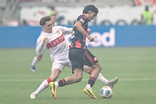 16 May 2026, Hesse, Frankfurt/M.: Stuttgart's Angelo Stiller (L) and Eintracht Frankfurt's Can Uzun battle for the ball during the German Bundesliga soccer match between Eintracht Frankfurt and VfB Stuttgart at Deutsche Bank Park. Photo: Uwe Anspach/dpa - WICHTIGER HINWEIS: Gemäß den Vorgaben der DFL Deutsche Fußball Liga bzw. des DFB Deutscher Fußball-Bund ist es untersagt, in dem Stadion und/oder vom Spiel angefertigte Fotoaufnahmen in Form von Sequenzbildern und/oder videoähnlichen Fotostrecken zu verwerten bzw. verwerten zu lassen.