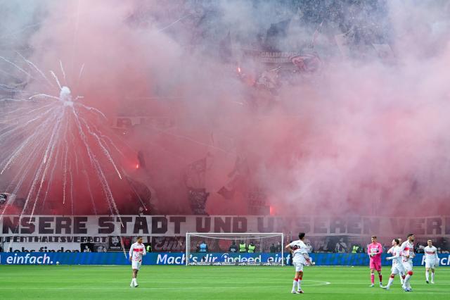 16 May 2026, Hesse, Frankfurt/M.: Frankfurt fans set off pyrotechnics in the stands before the German Bundesliga soccer match between Eintracht Frankfurt and VfB Stuttgart at Deutsche Bank Park. Photo: Uwe Anspach/dpa - WICHTIGER HINWEIS: Gemäß den Vorgaben der DFL Deutsche Fußball Liga bzw. des DFB Deutscher Fußball-Bund ist es untersagt, in dem Stadion und/oder vom Spiel angefertigte Fotoaufnahmen in Form von Sequenzbildern und/oder videoähnlichen Fotostrecken zu verwerten bzw. verwerten zu lassen.