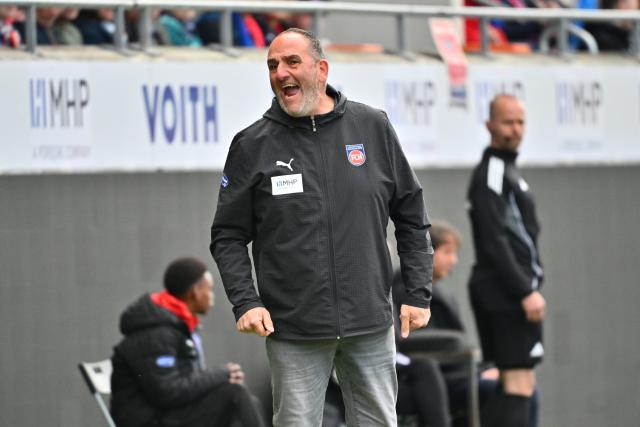 16 May 2026, Baden-Wuerttemberg, Heidenheim: Heidenheim coach Frank Schmidt gestures on the touchline during the German Bundesliga soccer match between 1. FC Heidenheim and FSV Mainz 05 at Voith-Arena. Photo: Jan-Philipp Strobel/dpa - WICHTIGER HINWEIS: Gemäß den Vorgaben der DFL Deutsche Fußball Liga bzw. des DFB Deutscher Fußball-Bund ist es untersagt, in dem Stadion und/oder vom Spiel angefertigte Fotoaufnahmen in Form von Sequenzbildern und/oder videoähnlichen Fotostrecken zu verwerten bzw. verwerten zu lassen.